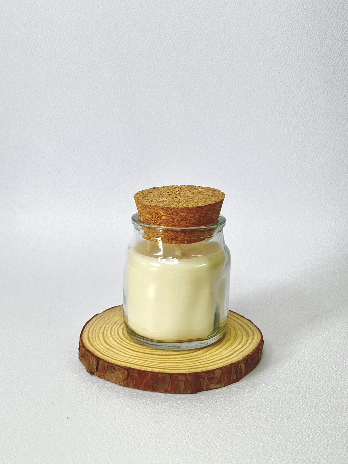 Scented candle with cork lid