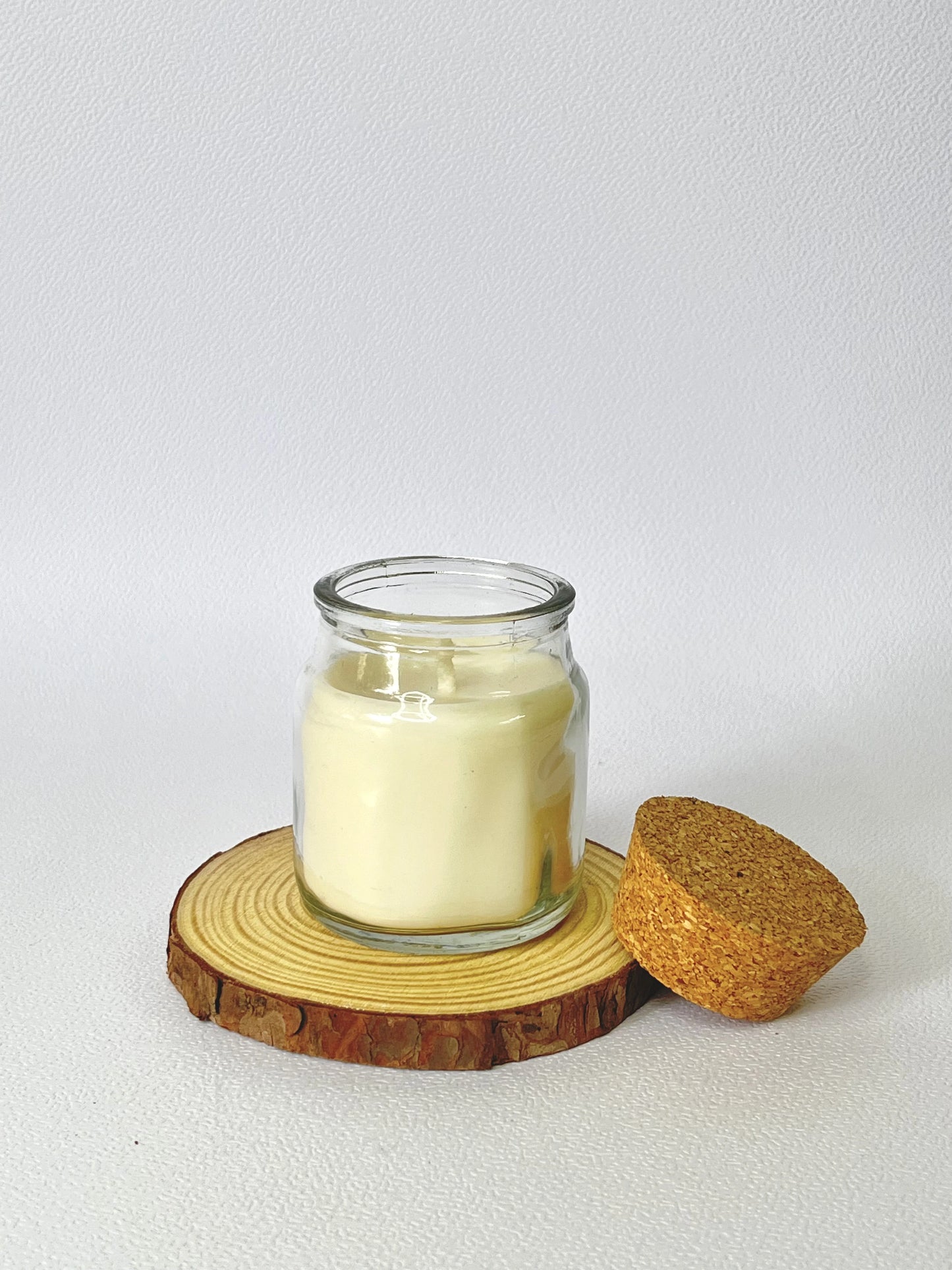 Scented candle with cork lid